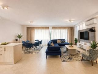 Luxury Living - Prime Area - 9