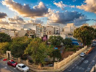 Luxury Living - Prime Area - 2
