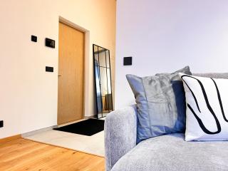 Luxury Family Apartment, Free Parking, AC, PS4 - 3