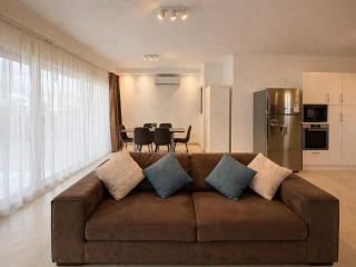 Elegant Penthouse - Bright Interior - Prime Spot - 0