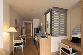 Large Studio with Balcony & Elevator Ben Thanh 5 mins - 2