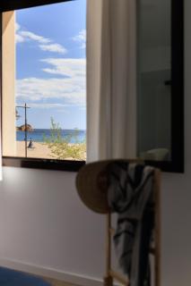 LETS HOLIDAYS Wake Up by the Sea in Victoria apartment 1 - 2