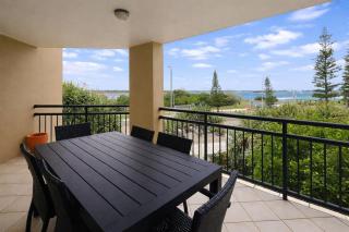 Spacious 3BR Retreat with Pool Spa in Great Location - 5