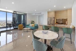 Beach, Luxury & Views - Meriton 52nd Level Unit - 2