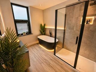 Island-Style Beach Retreat - Hot Tub & Sauna Bliss - Close to AFC Bournemouth - Close to Town and Beaches - 1