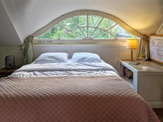 Historic Romantic Pavilion Retreat for 4 - 7