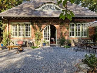 Historic Romantic Pavilion Retreat for 4 - 2