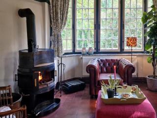 Historic Romantic Pavilion Retreat for 4 - 9