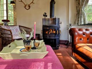 Historic Romantic Pavilion Retreat for 4 - 5