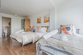 Central 3 Bed Apartment with Balcony and Free Parking - 8