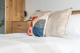 Central 3 Bed Apartment with Balcony and Free Parking - 5