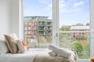 Central 3 Bed Apartment with Balcony and Free Parking - 4