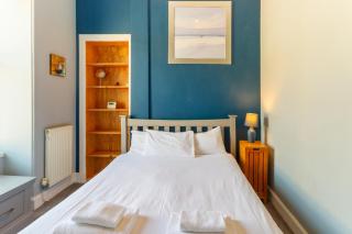 Bright 1 Bedroom Apartment Near City Centre - 2