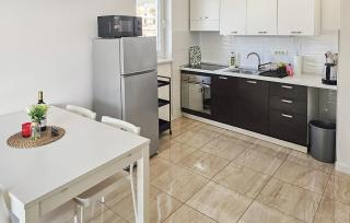 Stunning Apartment In Makarska With Lake View - 8
