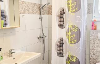 Stunning Apartment In Makarska With Lake View - 1