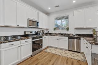 Pet Family-Friendly Spacious Fenced Yard 5-min to Downtown EV Charger - 8