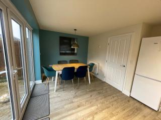 3 Beds with off-street parking for 2 cars, fast Wifi, sleeps 6 - 7
