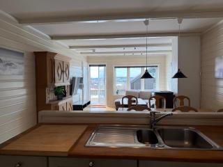 Spacious Stay With 3 Bedrooms And 2 Baths - 4