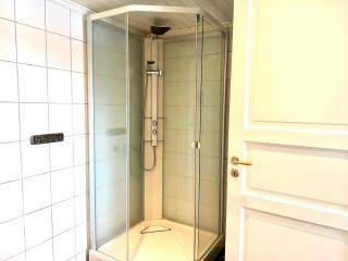 Spacious Stay With 3 Bedrooms And 2 Baths - 2