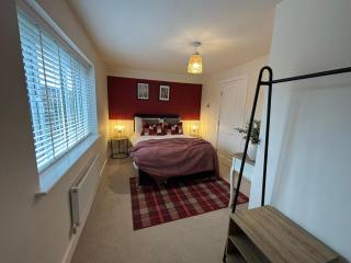 3 Beds with off-street parking for 2 cars, fast Wifi, sleeps 6 - 6