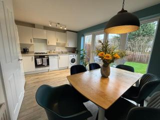 3 Beds with off-street parking for 2 cars, fast Wifi, sleeps 6 - 1