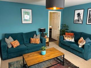 Central location -3 Beds, 2 baths , off-street parking, fast Wifi, sleeps 7 - 1