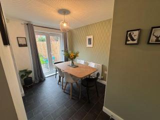 Central location -3 Beds, 2 baths , off-street parking, fast Wifi, sleeps 7 - 9