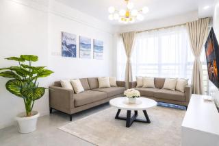 Elegant 2BR with Balcony, Gym, Goldpark Kilimani - 4