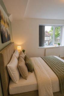 Deluxe Double 6 Suite Comfort, Style & Privacy - 9