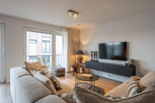 Stylish 2-Bedroom Apartment with Private Garage - 3