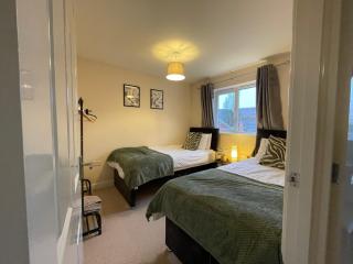 Central location -3 Beds, 2 baths , off-street parking, fast Wifi, sleeps 7 - 7