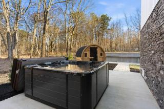 Pool Hot Tub Sauna Game Room Privacy and More - 9