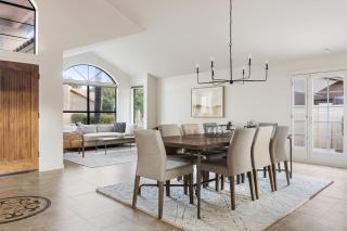 Arch Views Beautifully designed home with swimming pool table and more - Phoenix - 5