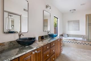 Arch Views Beautifully designed home with swimming pool table and more - Phoenix - 1