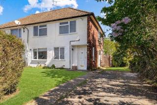 Modern 2-Bed House in Reading - 5