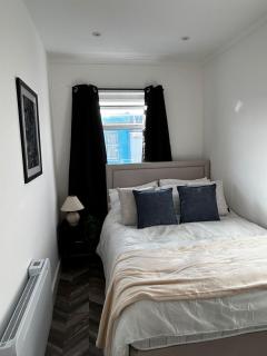 Bright & Spacious 4-Bedroom Home Near London - 9