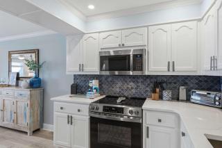 Great beachfront condo with pool & tennis - quick drive to dining - 7
