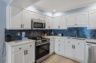 Great beachfront condo with pool & tennis - quick drive to dining - 6