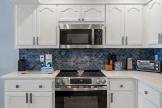Great beachfront condo with pool & tennis - quick drive to dining - 4