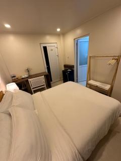 CozyNook Boutique Rooms - 6