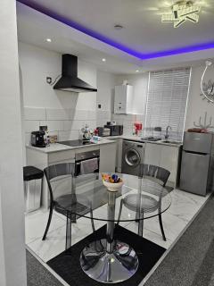 Studio - Sleeps 2 - Parking - Great Location - 7