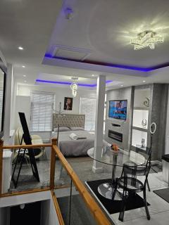 Studio - Sleeps 2 - Parking - Great Location - 8