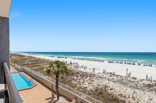 Cozy Gulf-front condo with 2 beach chairs - close to entertainment - 5