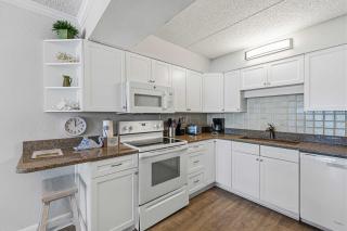 Cozy Gulf-front condo with 2 beach chairs - close to entertainment - 4