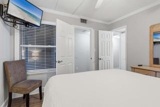 Cozy Gulf-front condo with 2 beach chairs - close to entertainment - 1