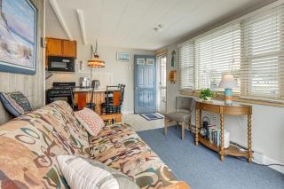 Walk to Beach & Pool! East End P-Town Condo - 5
