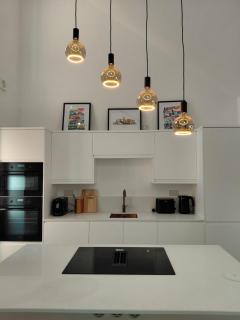 Stylish Modern Retreat Sleeps 4 City access - 4