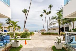 Steps to the Beach, Modern Apartment - 0