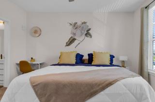 Downtown Luxury 2BR Condo with Pool, Free Wifi & Gym - 9