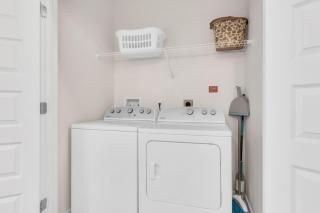 Downtown Luxury 2BR Condo with Pool, Free Wifi & Gym - 3